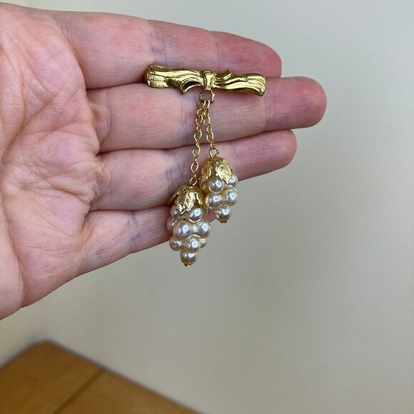 Grape Bunch Gold-tone Brooch Pin Faux Pearl Dangle Charms - Picture 7 of 7
